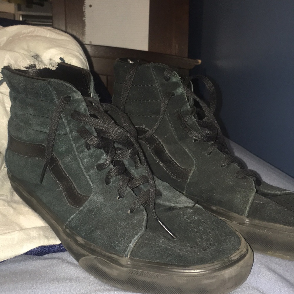 All black sk8-hi vans